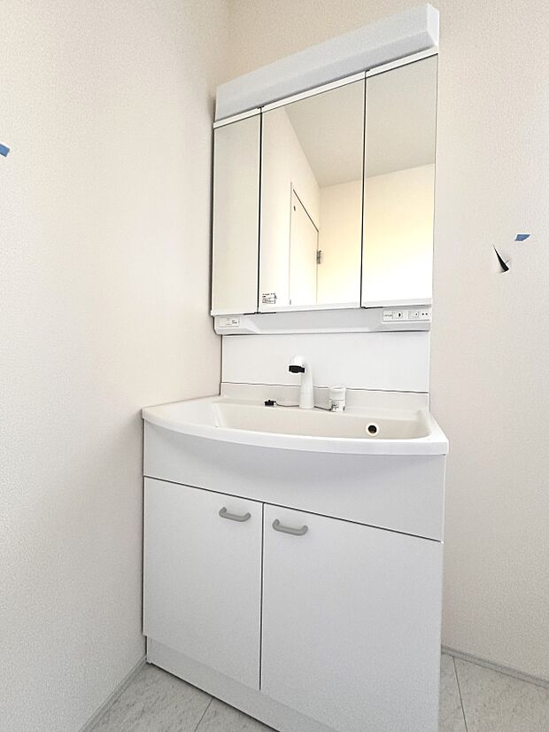 【洗面台】 十分な大きさの洗面台は、身だしなみチェックや歯磨きなど、朝の慌ただしい時間でもホテルライクなスペースで余裕とゆとりを感じて頂けます。