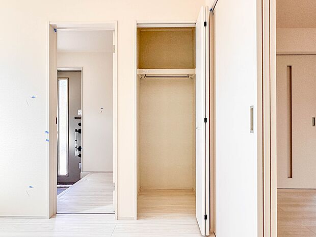 【収納】壁面クローゼットのメリットは、衣類が横一列に並ぶためひと目で洋服が選びやすいこと。衣類をたくさんお持ちの方も、限られたスペース内に無理なく収納することができます。