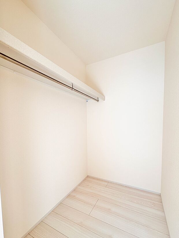 【WIC】WICのメリットの1つ目は、1箇所にまとめて収納が出来ること。2つ目は、衣替えが必要ないこと。3つ目は、扉が少なくなり室内がスッキリ見えること。