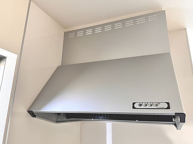 【レンジフード】調理の際に発生する汚れた空気(二酸化炭素、油煙、水蒸気、ニオイなど)を、ダクトを通して屋外に排出しています。