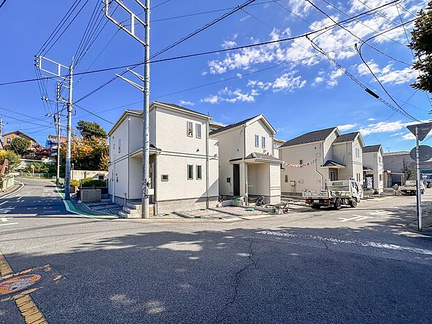 【現地】陽あたりの良さは必須条件。家族の温かさと陽光の暖かさ、楽しい毎日と明るい未来を予感させる。