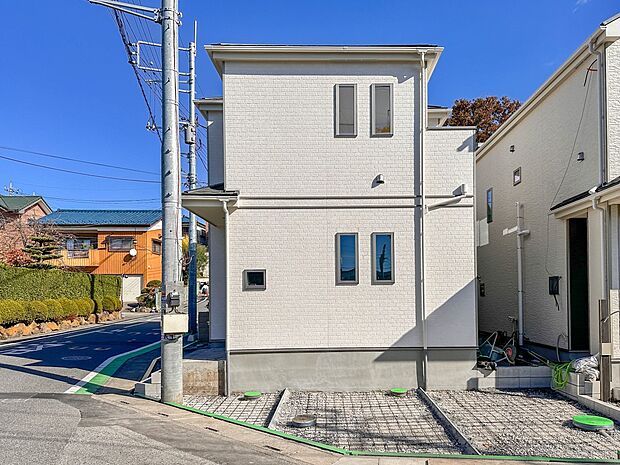 【外観】堂々たる趣ながら、主張し過ぎずどこか余裕を感じさせるシャープなフォルムで佇む邸宅は、晴天の空と照らし合わせる事で、本来あるべき完成形の姿を見せてくれます。