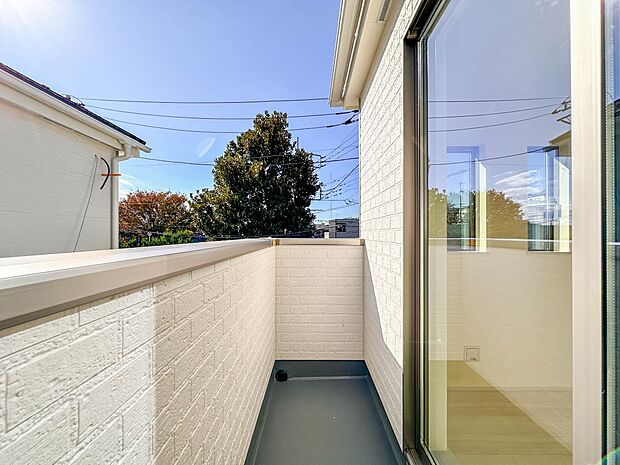 【バルコニー】 朝の澄んだ空気や、夕方に吹く清々しい風を五感で感じられるバルコニー。屋外にあって、住まいの中でも本当の自然を感じられるスペースです。