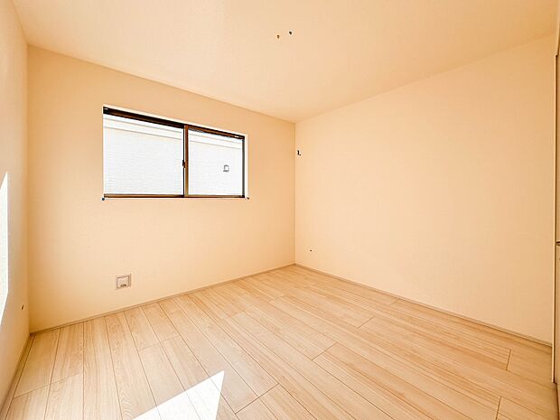 【洋室6.06帖】柔らかな陽光とフローリングの色味が調和した快適な空間。