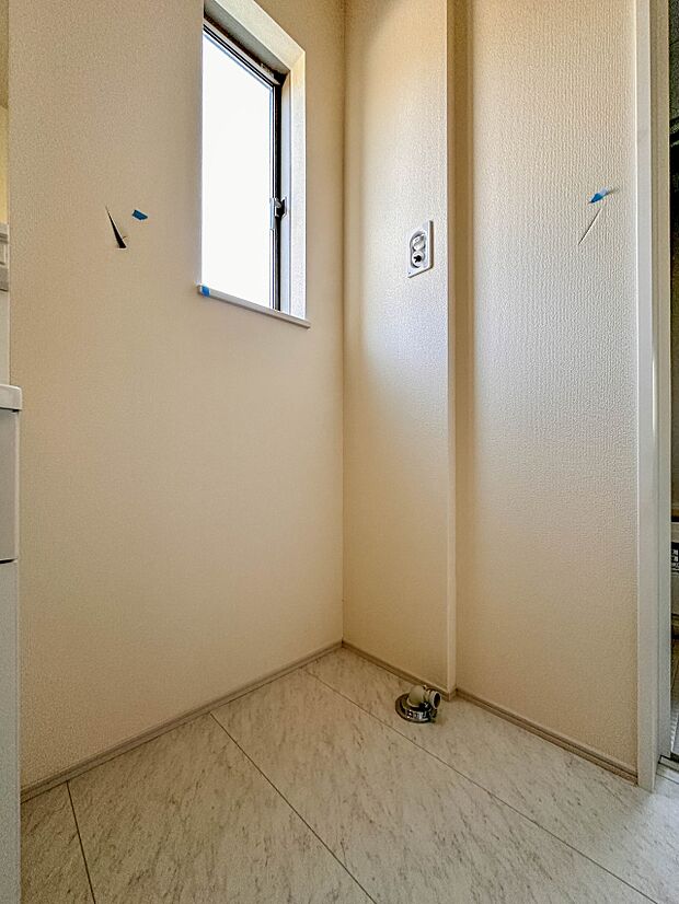 【ランドリースペース】毎日使う洗濯機。しっかりと奥行きのある置き場が確保されています。