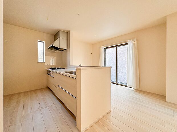 【LDK15帖】忙しい朝でも家族揃って食事をしたいゆとりあるダイニングスペース。