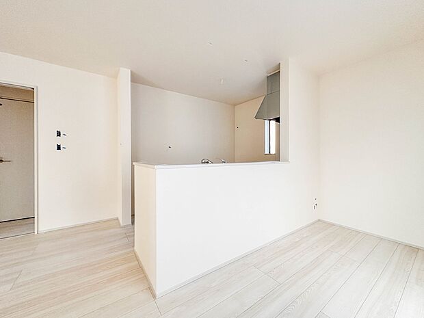 【LDK15帖】広々としたリビングダイニング。ゆったりとしたキッチン。生活動線をLDK に集中させ、ご家族が過ごしやすい空間設計にしました。