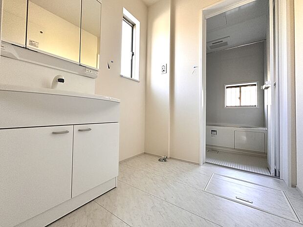 【脱衣所】洗面所は小さなプライベートスペース。歯磨き、洗顔と毎日施す個人空間。