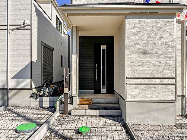 【玄関】家の顔となる玄関は、高いデザイン性が求められます。高級感と断熱性、防犯性に優れた玄関ドアを標準装備。ピッキング対策のセキュリティサムターン等、防犯に考慮しました。