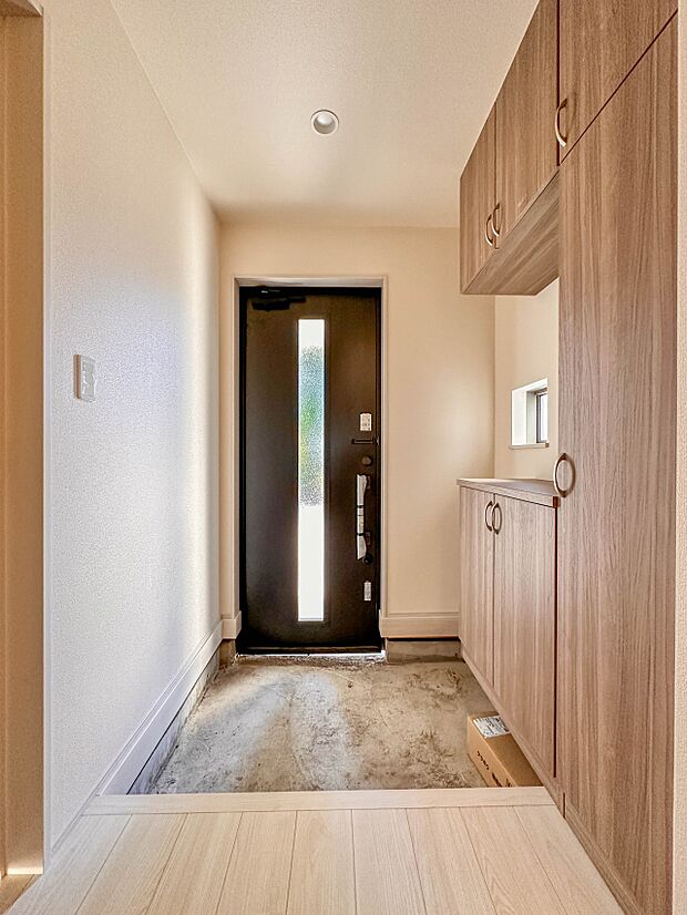 【玄関】玄関はおうちの顔と言われます。玄関アプローチは、外観デザインの印象を左右します。ご家族の個性を出しながら、素敵な玄関でお客様をお迎えしてください。