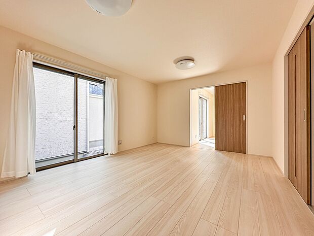 【LDK15帖】うららかな陽射しがどのお部屋にも降り注ぎますように、快適さを追求した間取設計。得難い立地環境での生活を恵みの豊かな永住の地へと変えてくれます。