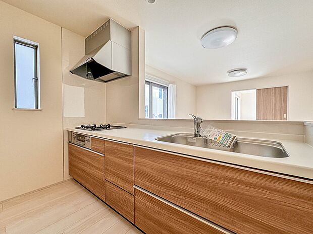 【キッチン】ナチュラルな自然光の中での調理。会話が弾む対面型キッチン。お洒落な食器類を余裕で収納できるスペース。動きやすい女性目線のキッチン動線。これからはお料理をつくる時間が劇的に変わりま…