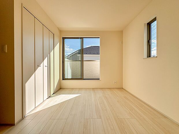 【子供部屋6.25帖】お子様のお部屋にぴったりなクロークを備えたフローリング仕様の洋室です。