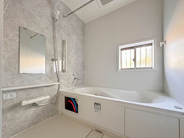 【浴室】 きっとあなたのバスタイムも単なる習慣から特別な時間に変わるはず。一日の汚れとともに疲れを洗い流し、眠りに就く前の大事なリラックスタイムを演出