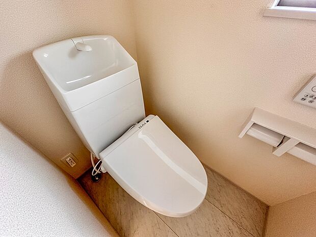 【トイレ】トイレ・ウォシュレット付。快適で衛生的な洗浄機能付温水シャワートイレです。