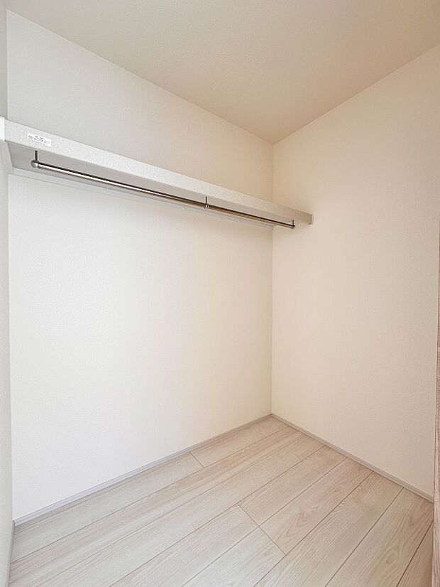 【WIC】WICのメリットの1つ目は、1箇所にまとめて収納が出来ること。2つ目は、衣替えが必要ないこと。3つ目は、扉が少なくなり室内がスッキリ見えること。