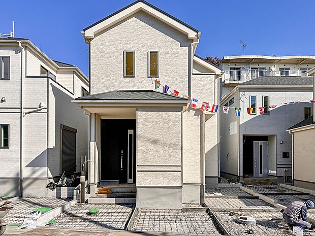 【外観】堂々たる趣ながら、主張し過ぎずどこか余裕を感じさせるシャープなフォルムで佇む邸宅は、晴天の空と照らし合わせる事で、本来あるべき完成形の姿を見せてくれます。