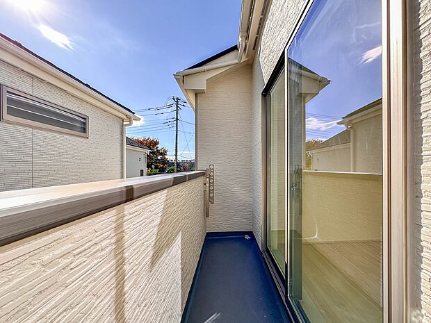 【バルコニー】 バルコニーから差し込む陽光・通風は、住環境・快適性と共に有り続ける貴重な「財産」です。