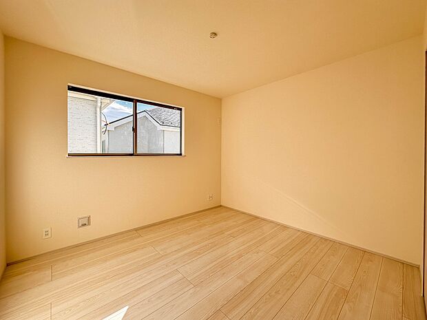 【洋室6.06帖】柔らかな陽光とフローリングの色味が調和した快適な空間。