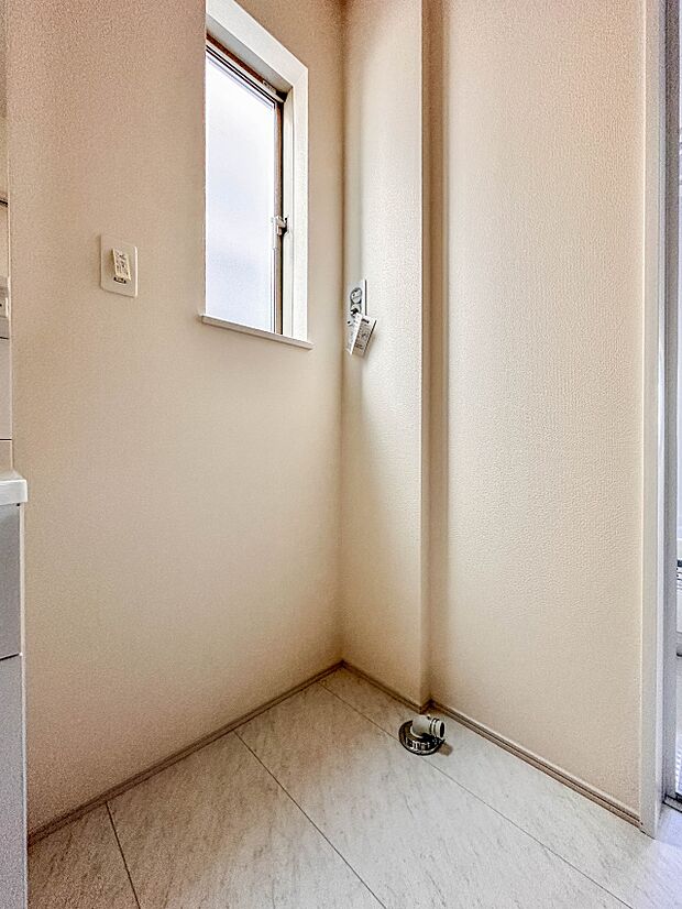 【ランドリースペース】毎日使う洗濯機。しっかりと奥行きのある置き場が確保されています。