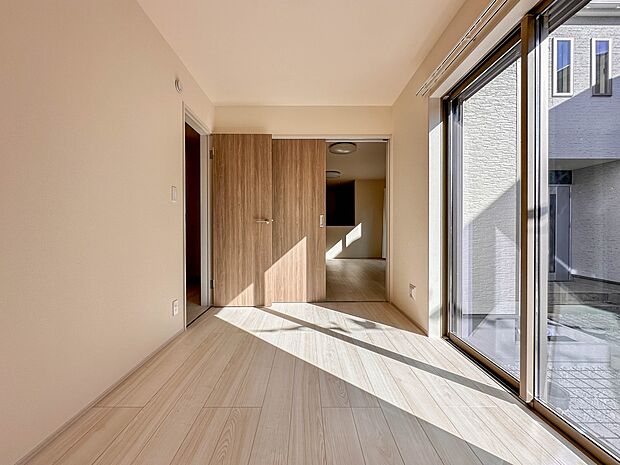 【洋室5帖】こちらの物件が少しでも気になるようでしたら、お気軽にお問合せください。人生でいちばん大きなお買い物ですので、ゆっくりご見学ください。ネット上の画像と実際の見学では、リアル感がまる…