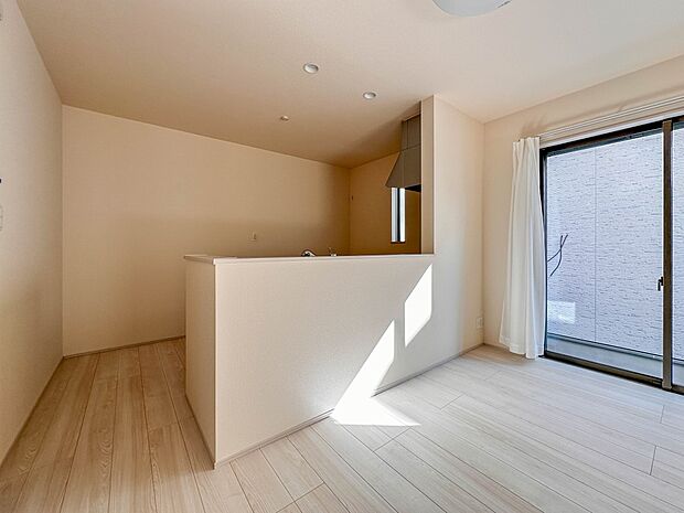 【LDK15帖】忙しい朝でも家族揃って食事をしたいゆとりあるダイニングスペース。