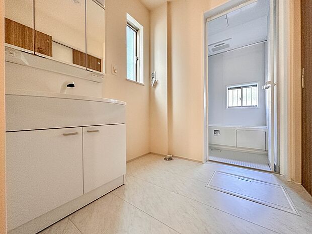 【脱衣所】洗面所は小さなプライベートスペース。歯磨き、洗顔と毎日施す個人空間。