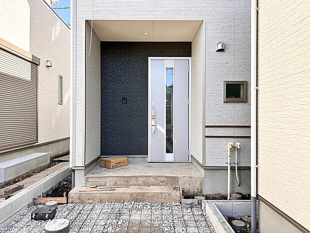 【玄関】家の顔となる玄関は、高いデザイン性が求められます。高級感と断熱性、防犯性に優れた玄関ドアを標準装備。ピッキング対策のセキュリティサムターン等、防犯に考慮しました。