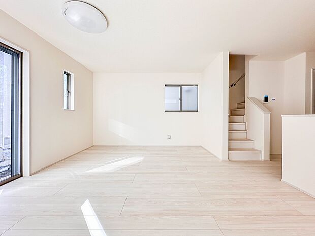 【LDK16.37帖】うららかな陽射しがどのお部屋にも降り注ぎますように、快適さを追求した間取設計。得難い立地環境での生活を恵みの豊かな永住の地へと変えてくれます。