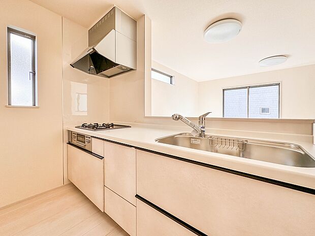 【キッチン】ナチュラルな自然光の中での調理。お洒落な食器類を余裕で収納できるスペース。動きやすい女性目線のキッチン動線。これからはお料理をつくる時間が劇的に変わります。