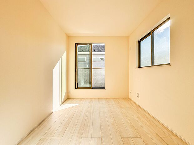 【子供部屋6帖】お子様のお部屋にぴったりなクロークを備えたフローリング仕様の洋室です。