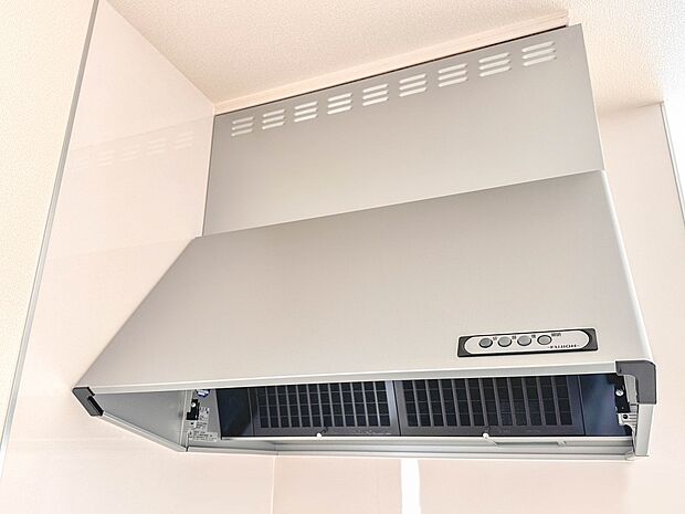 【レンジフード】調理の際に発生する汚れた空気（二酸化炭素、油煙、水蒸気、ニオイなど）を、ダクトを通して屋外に排出しています。