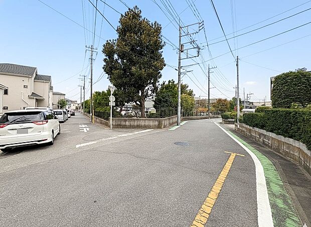 【前面道路6m】家の前をまっすぐの通りが走っている。クルマは少なく、人々は毎朝、ウォーキング、ジョギング、犬の散歩など、フリーな朝時間を過ごしている。