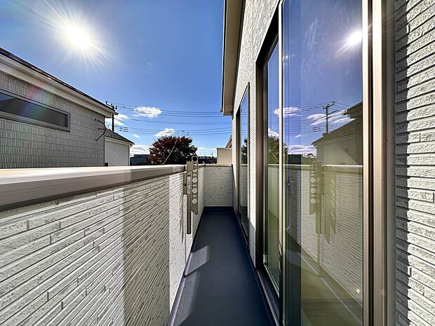 【バルコニー】  バルコニーから差し込む陽光・通風は、住環境・快適性と共に有り続ける貴重な「財産」です。