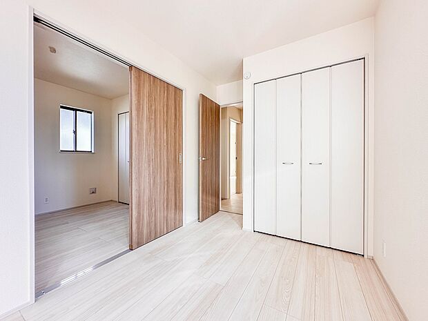 【洋室4.84帖】充実した生活は伸びやかな居室空間から始まります。快適に・伸びやかに。心の潤いを求める方々へ。