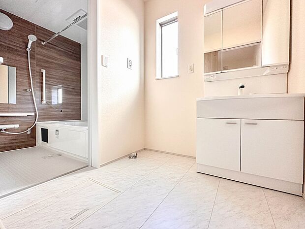 【脱衣所】洗面所は小さなプライベートスペース。歯磨き、洗顔と毎日施す個人空間。