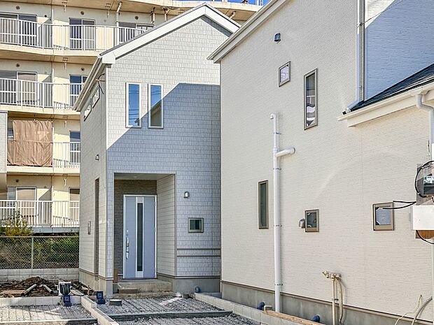 【玄関】家の顔となる玄関は、高いデザイン性が求められます。高級感と断熱性、防犯性に優れた玄関ドアを標準装備。ピッキング対策のセキュリティサムターン等、防犯に考慮しました。