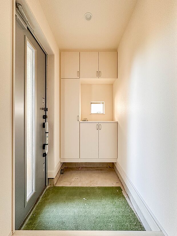 【玄関】スタイリッシュかつ品のある玄関。晴れの日も、雨の日も、風の日も、ご家族やお客さまを安心して迎えます。