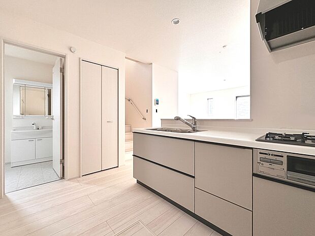 【キッチン】ナチュラルな自然光の中での調理。お洒落な食器類を余裕で収納できるスペース。動きやすい女性目線のキッチン動線。これからはお料理をつくる時間が劇的に変わります。