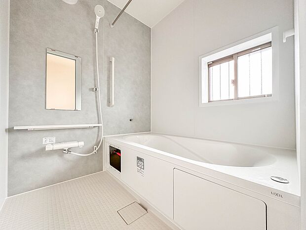 【浴室】 きっとあなたのバスタイムも単なる習慣から特別な時間に変わるはず。一日の汚れとともに疲れを洗い流し、眠りに就く前の大事なリラックスタイムを演出