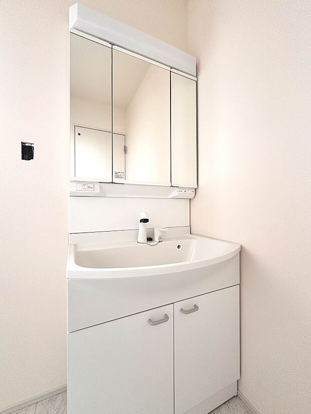 【洗面台】 十分な大きさの洗面台は、身だしなみチェックや歯磨きなど、朝の慌ただしい時間でもホテルライクなスペースで余裕とゆとりを感じて頂けます。