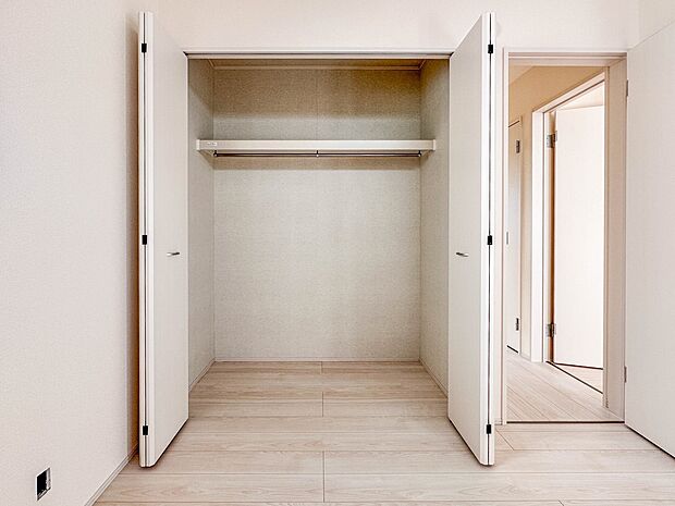 【収納】限られたスペースを有効に活用できる壁面クローゼット。
