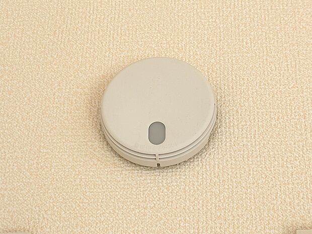 【火災警報器】火災により発生する煙を感知し、警報を発して火災の発生を知らせてくれます。