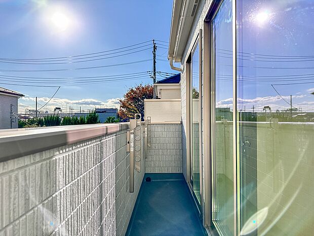 【バルコニー】 朝の澄んだ空気や、夕方に吹く清々しい風を五感で感じられるバルコニー。屋外にあって、住まいの中でも本当の自然を感じられるスペースです。