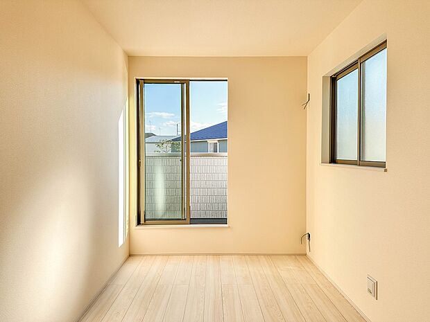 【洋室6.25帖】柔らかな陽光とフローリングの色味が調和した快適な空間。