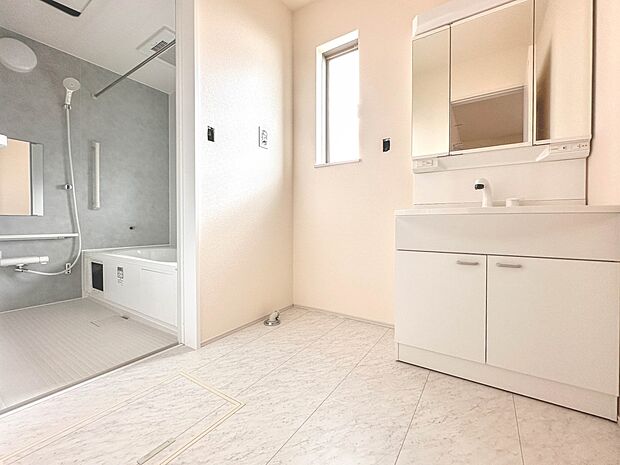 【脱衣所】洗面所は小さなプライベートスペース。歯磨き、洗顔と毎日施す個人空間。