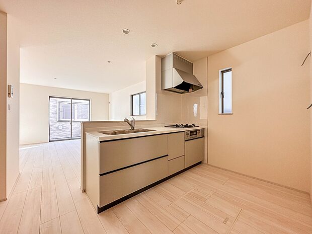 【LDK16.62帖】ナチュラルな自然光の中での調理。お洒落な食器類を余裕で収納できるスペース。動きやすい女性目線のキッチン動線。これからはお料理をつくる時間が劇的に変わります。