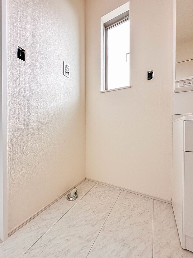 【ランドリースペース】毎日使う洗濯機。しっかりと奥行きのある置き場が確保されています。