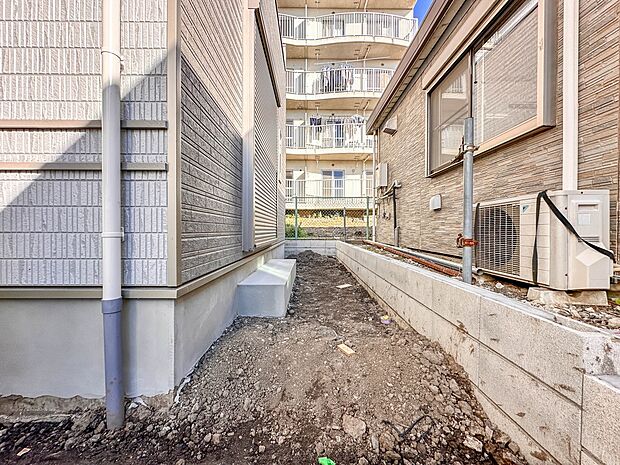 【庭】趣味を楽しむ場であり、家族団らんの場にもなる専用庭。ガーデニングや家庭菜園、プールや遊具を置いて子供の遊び場、テーブルやイスを設置し憩いのスペースなどメリットはたくさんあります。