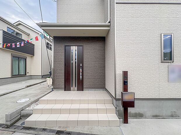 【玄関】家の顔となる玄関は、高いデザイン性が求められます。高級感と断熱性、防犯性に優れた玄関ドアを標準装備。ピッキング対策のセキュリティサムターン等、防犯に考慮しました。